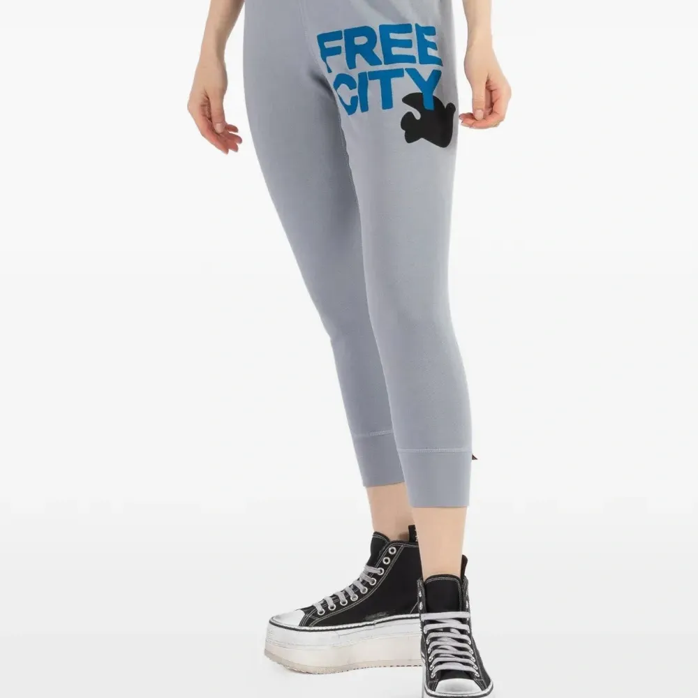 Укороченные спортивные брюки с принтом