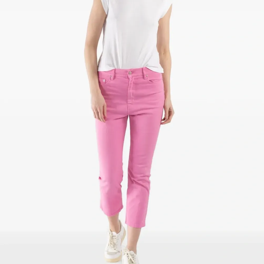 Футболка с акцентированными плечами