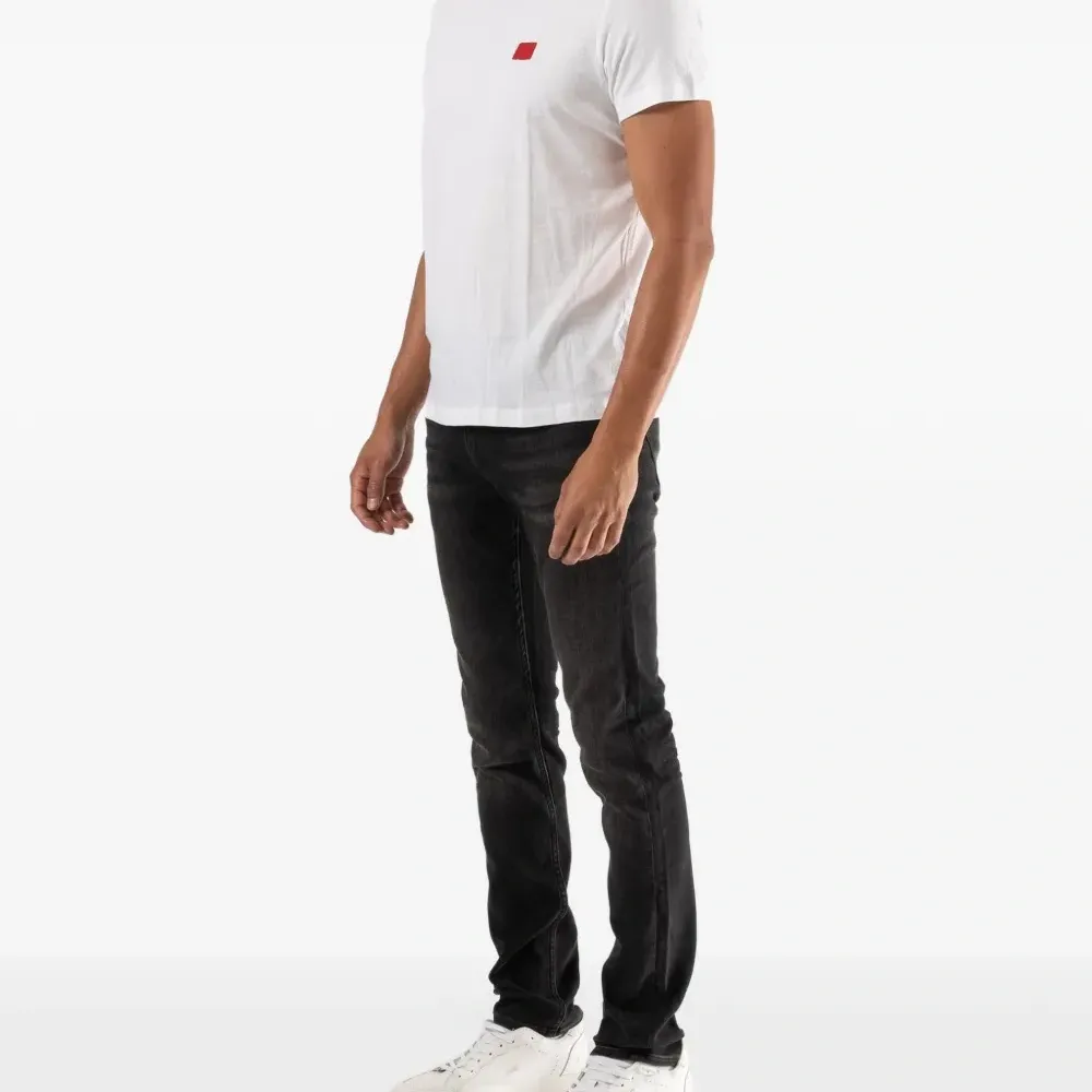 Футболка с красной нашивкой