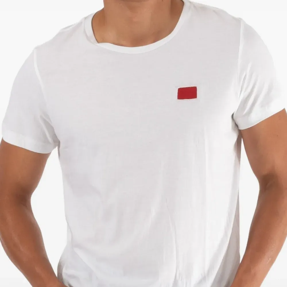 Футболка с красной нашивкой