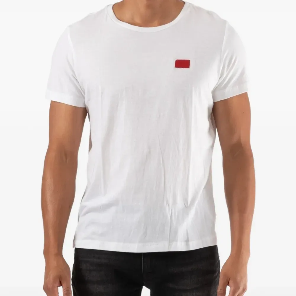 Футболка с красной нашивкой