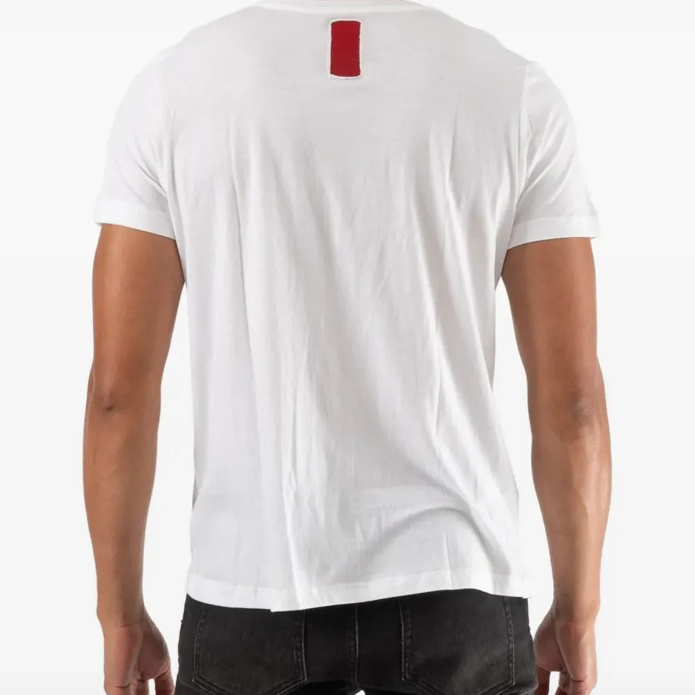 Футболка с красной нашивкой