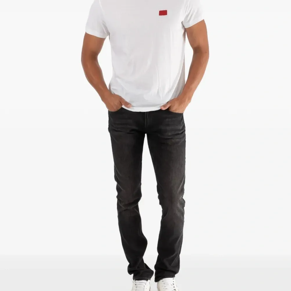 Футболка с красной нашивкой