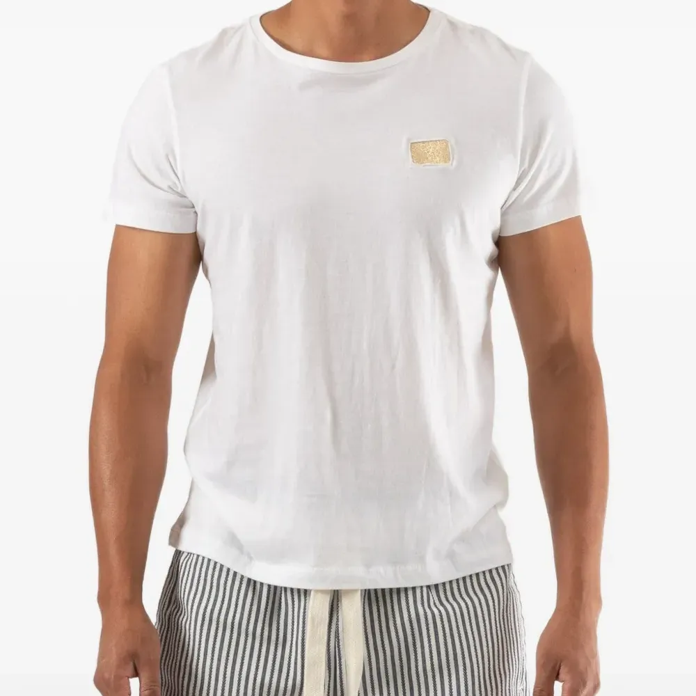 Футболка с нашивкой-логотипом