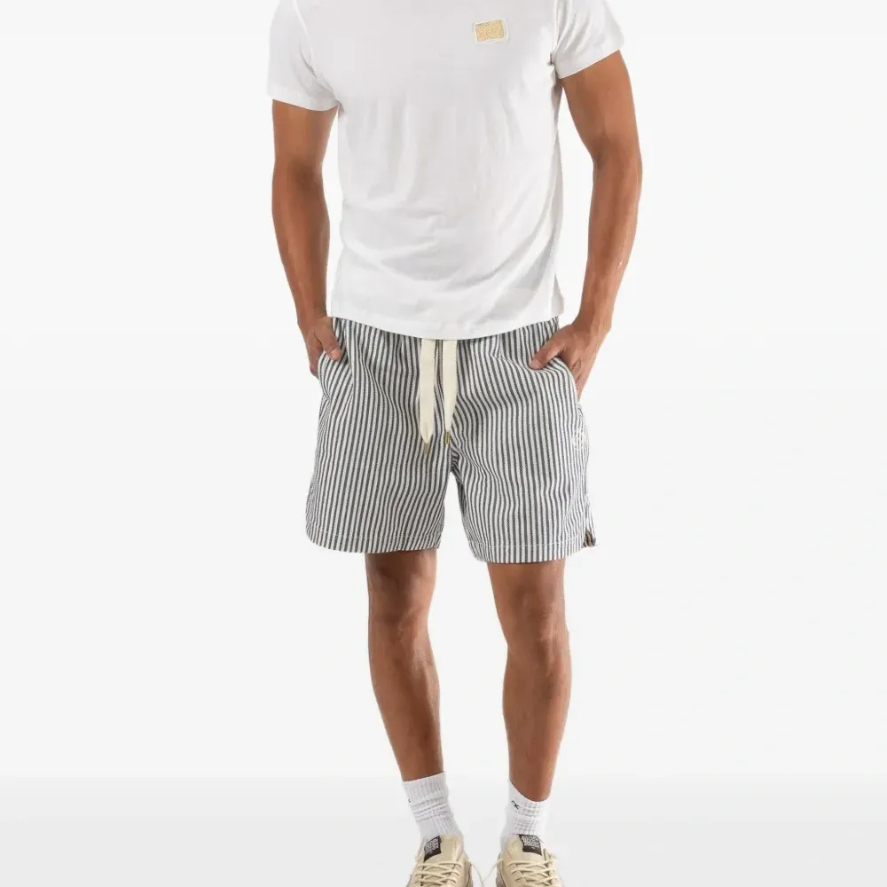 Футболка с нашивкой-логотипом