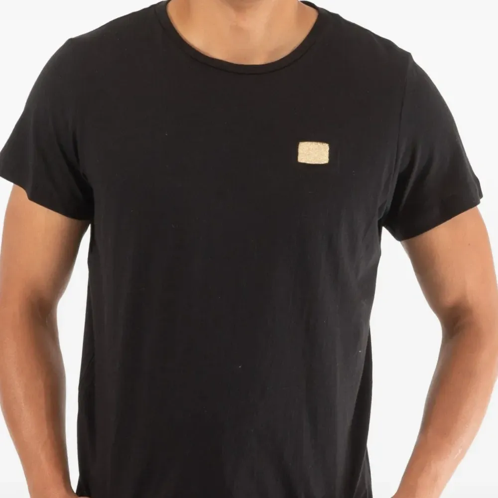 Футболка с нашивкой