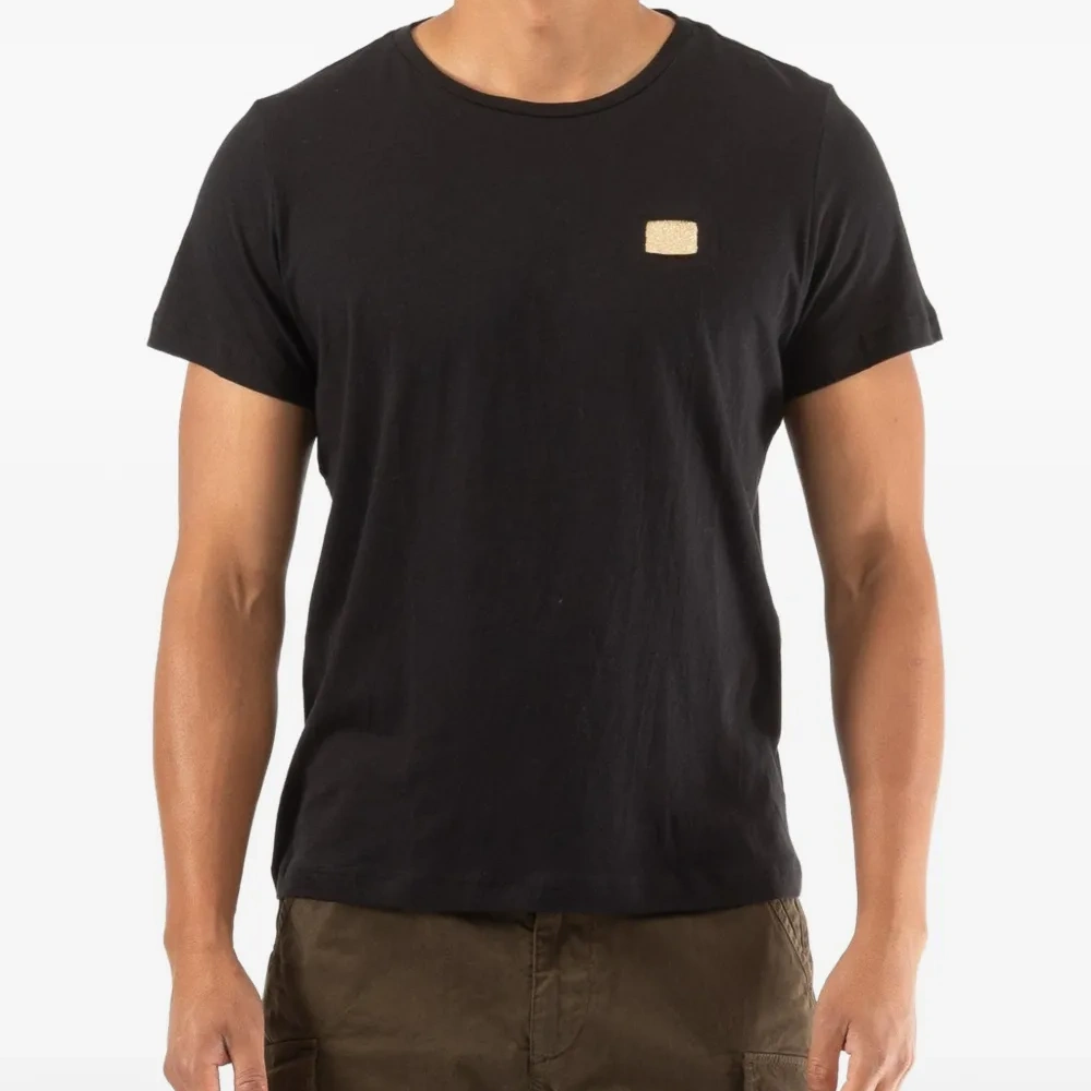 Футболка с нашивкой