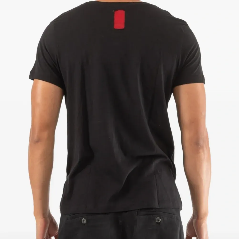 Футболка с красной нашивкой