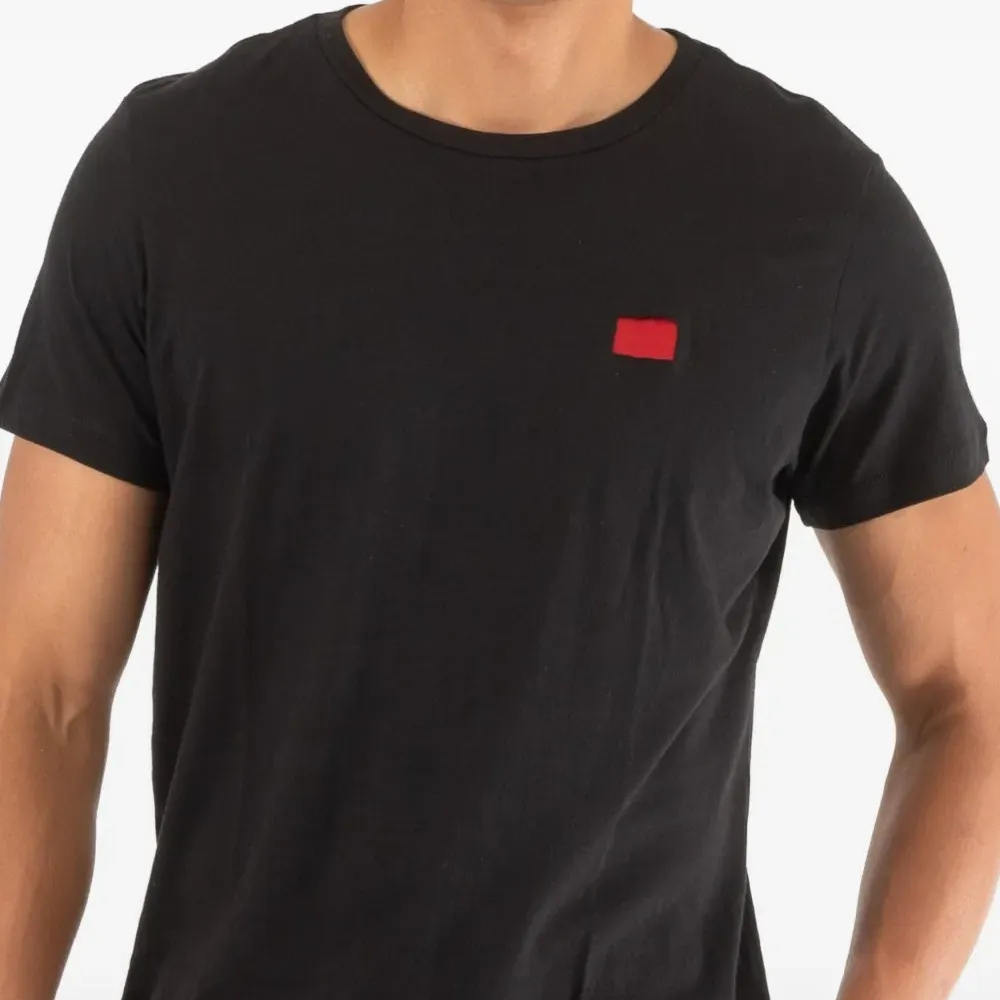 Футболка с красной нашивкой