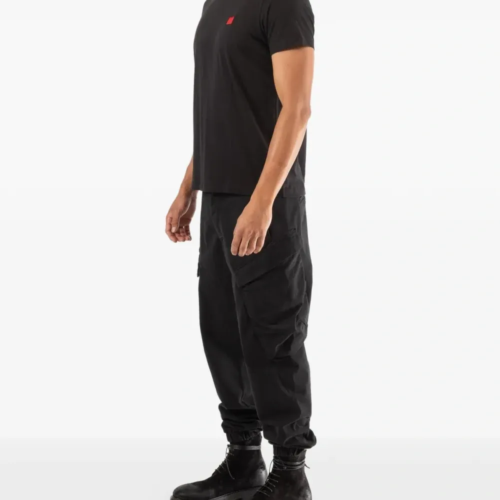 Футболка с красной нашивкой