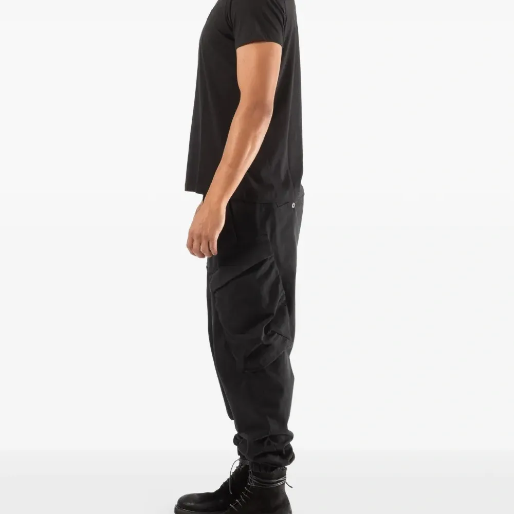 Футболка с красной нашивкой