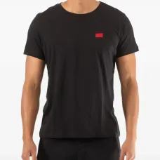 Футболка с красной нашивкой Футболка с красной нашивкой