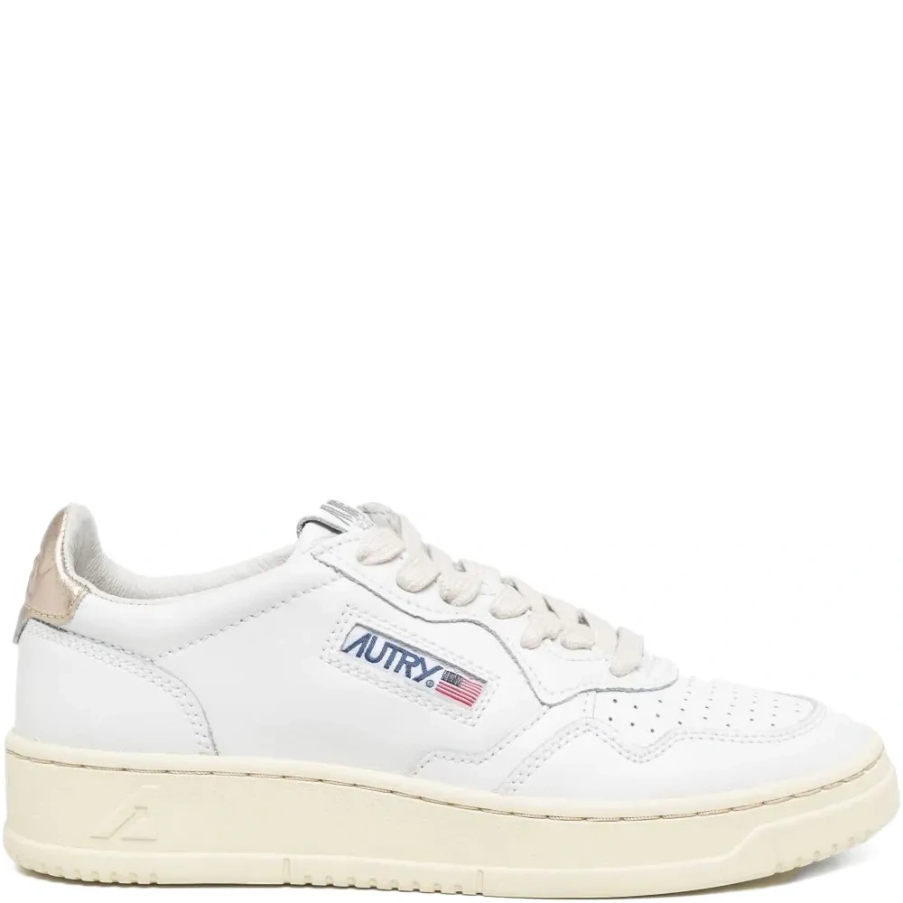 Кроссовки с перфорированным логотипом