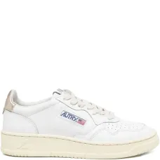 Кроссовки с перфорированным логотипом