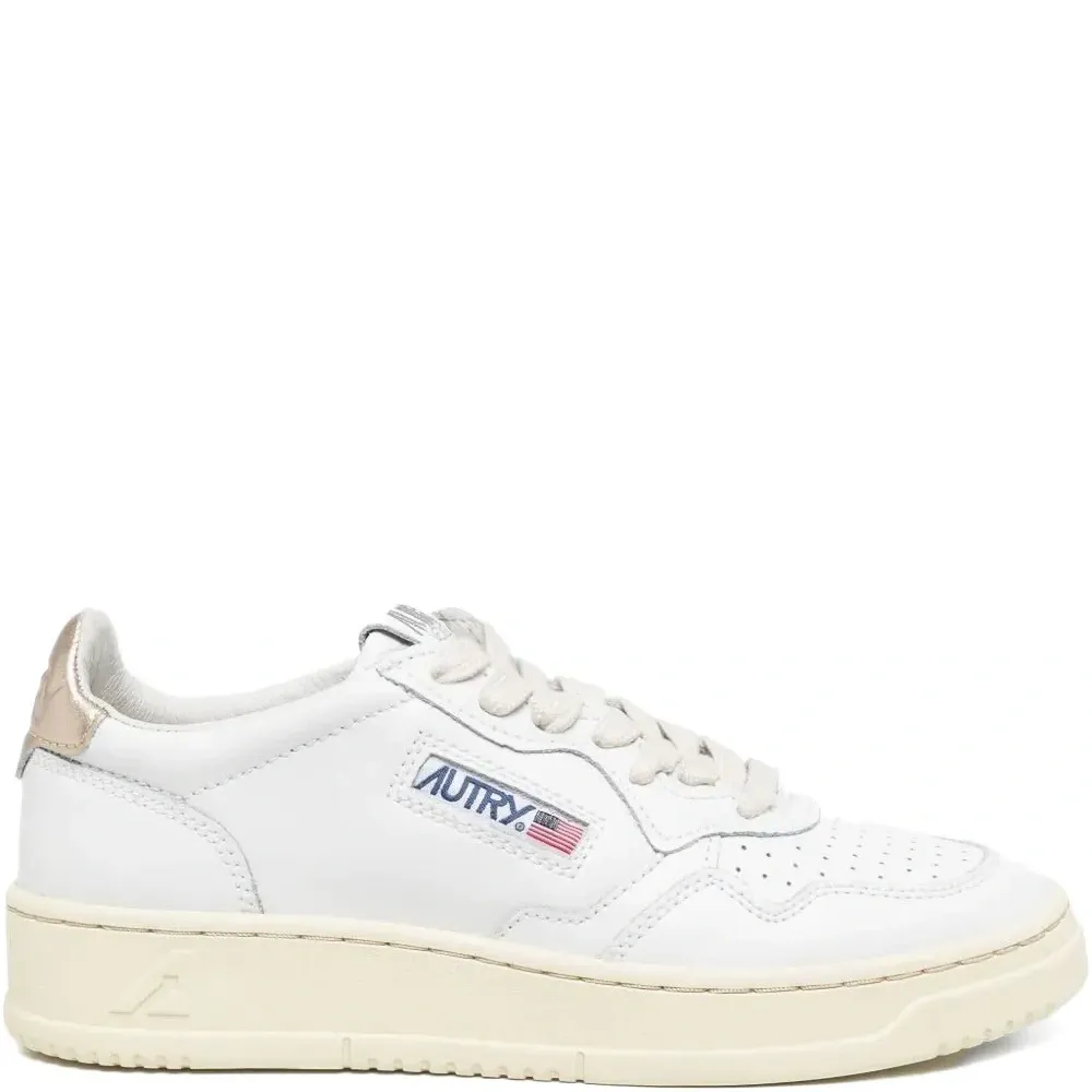 Кроссовки с перфорированным логотипом