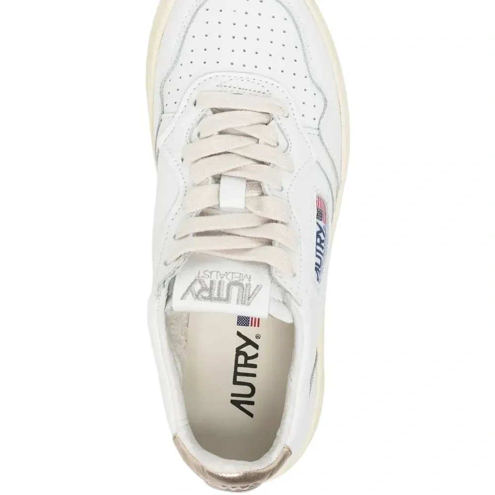 Кроссовки с перфорированным логотипом