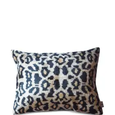 Подушка с анималистичным принтом