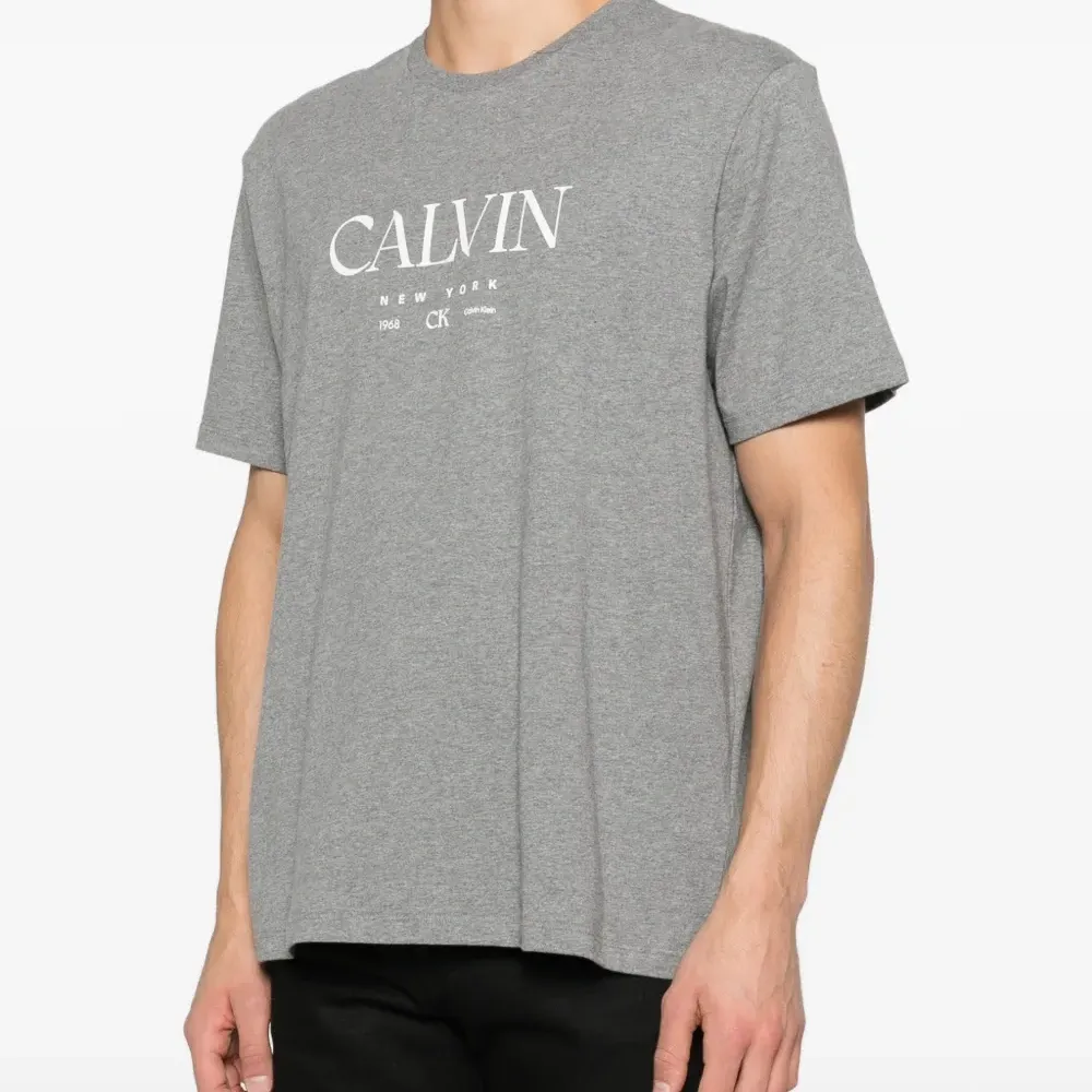 Футболка с логотипом