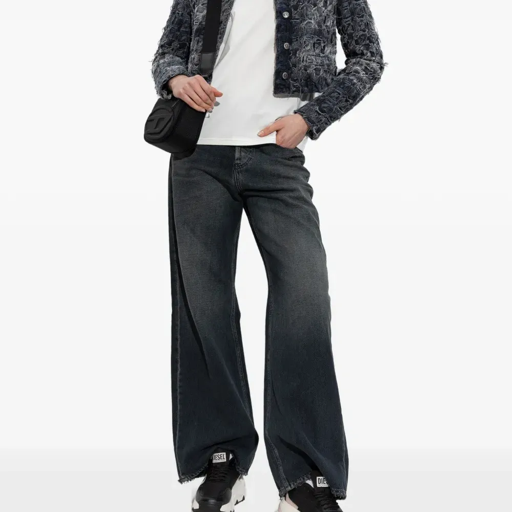 Кроссовки с нашивкой-логотипом