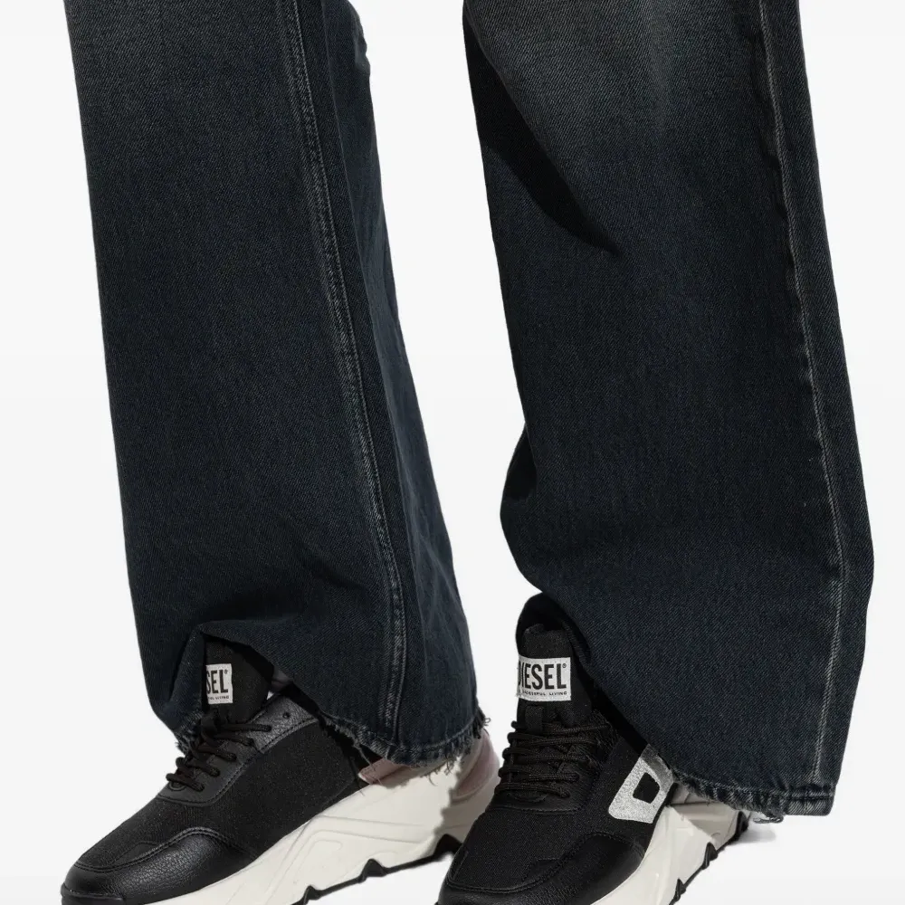 Кроссовки с нашивкой-логотипом