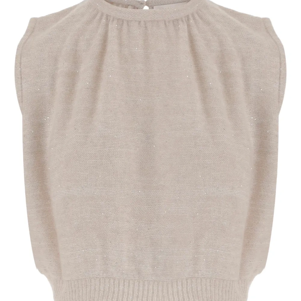 Застёжка на пуговицу сзади вверху