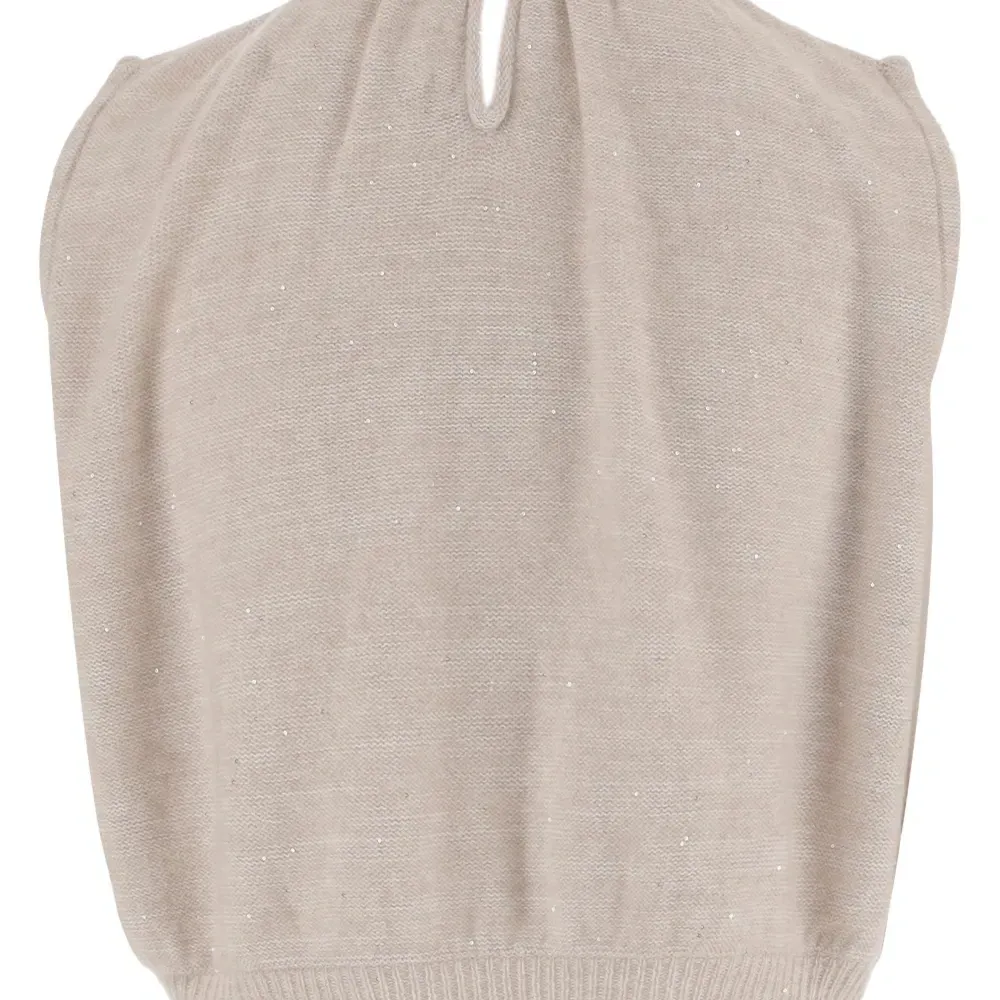 Застёжка на пуговицу сзади вверху