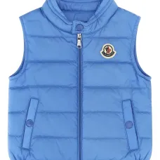 Дутый жилет с нашивкой-логотипом