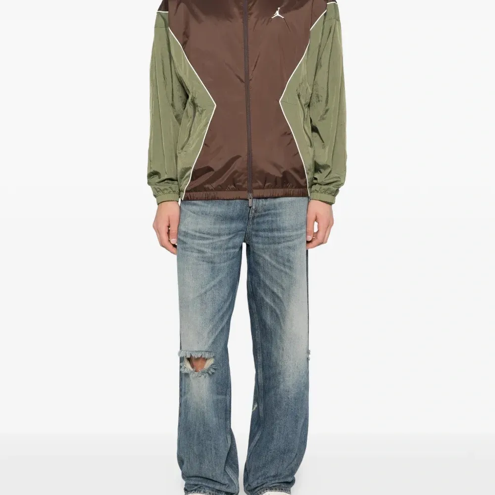 Куртка на молнии с капюшоном