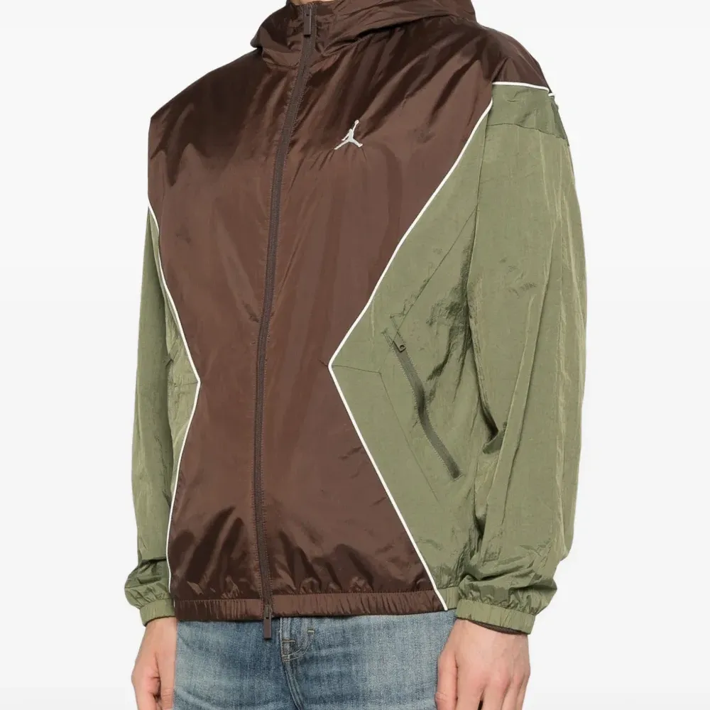 Куртка на молнии с капюшоном