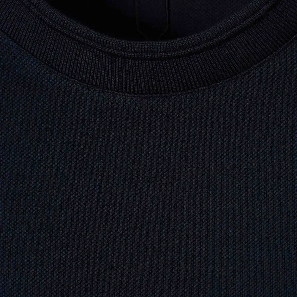 Футболка с вышитым логотипом