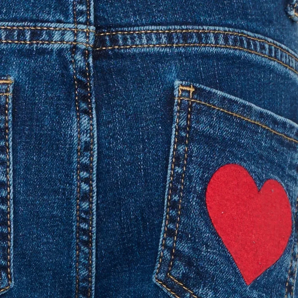 Джинсы с нашивкой в виде сердца