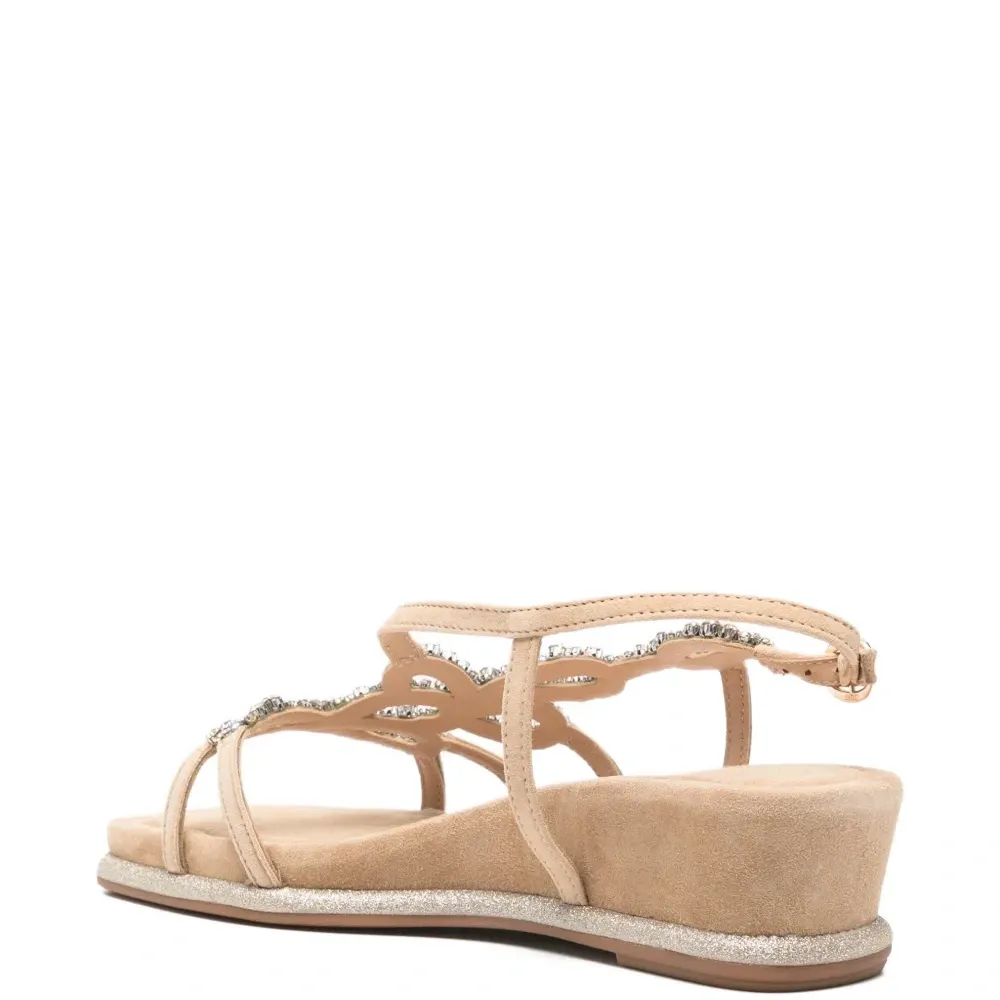 Декорированные босоножки на танкетке