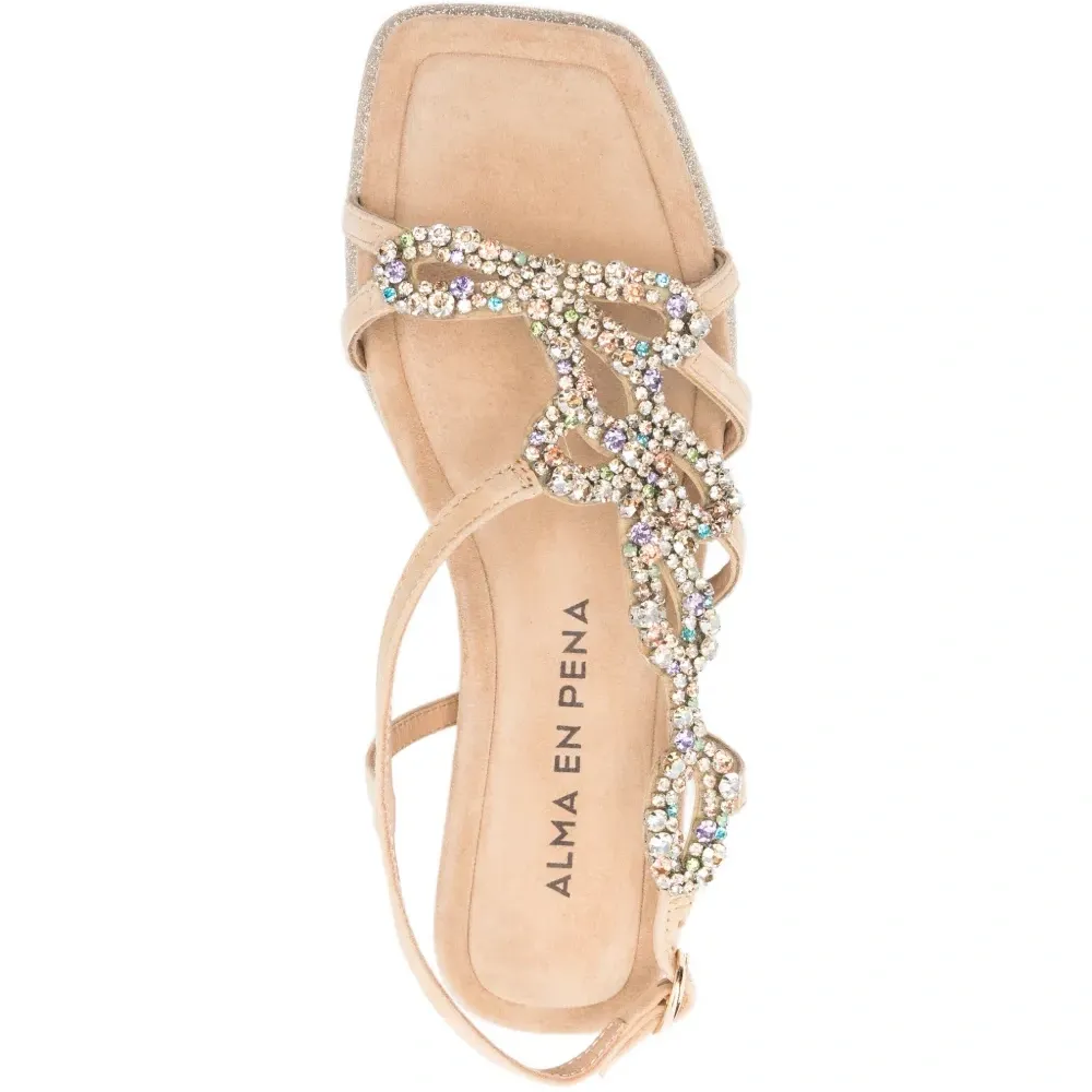 Декорированные босоножки на танкетке