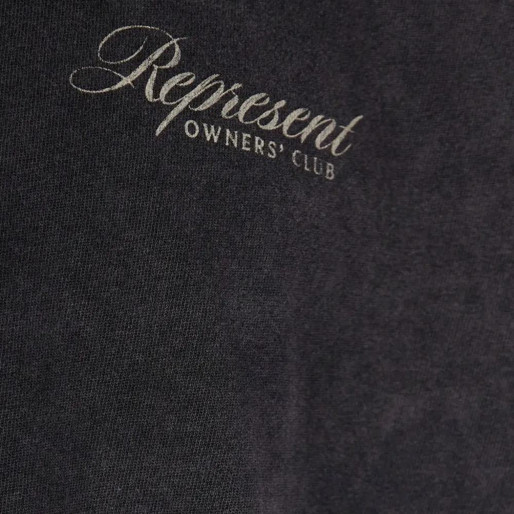 Футболка с принтом логотипа