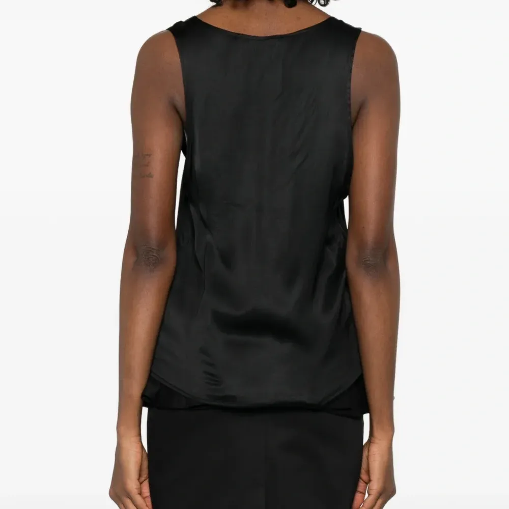 Топ с V-образным вырезом и пуговицами