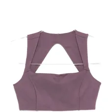 Спортивный бюстгальтер с вырезами и швами