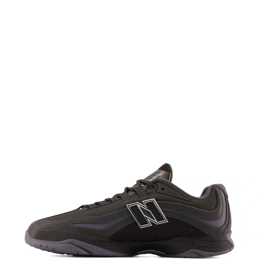 Кроссовки с логотипом