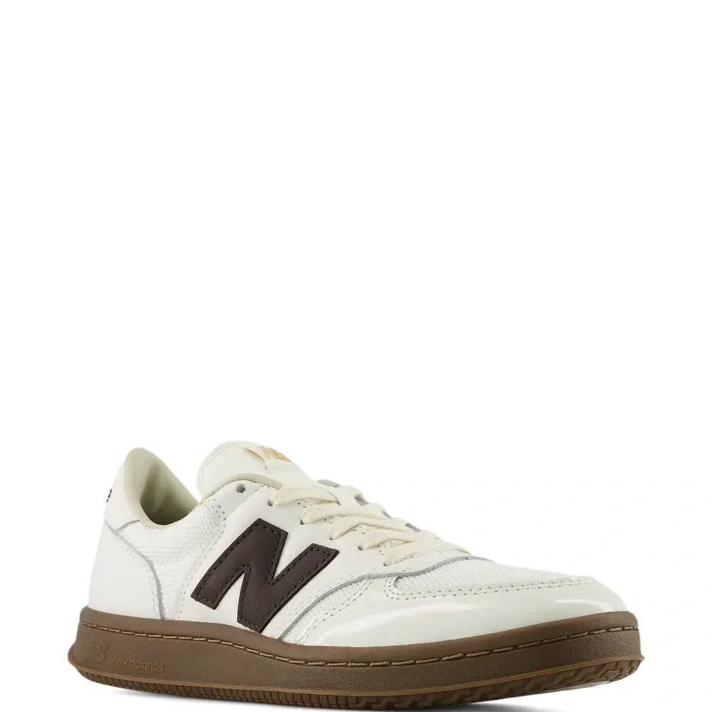 Лакированные кроссовки с сетчатыми вставками