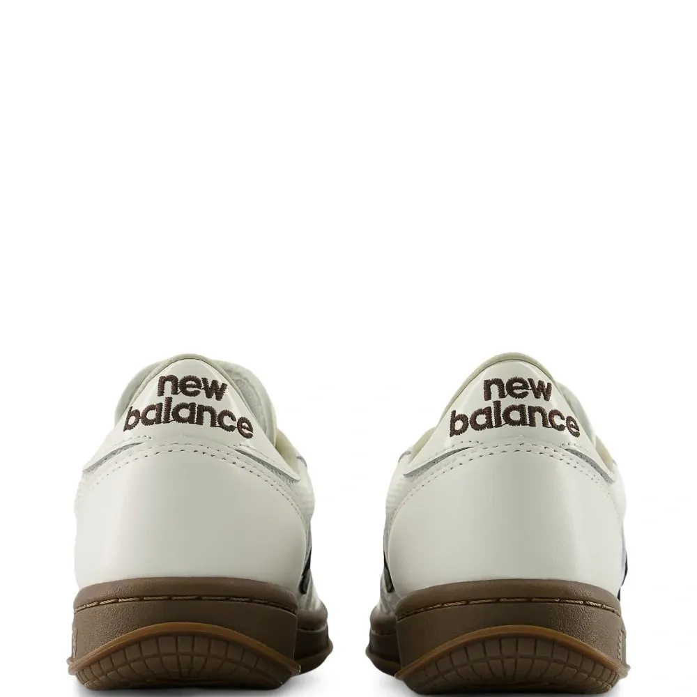 Лакированные кроссовки с сетчатыми вставками