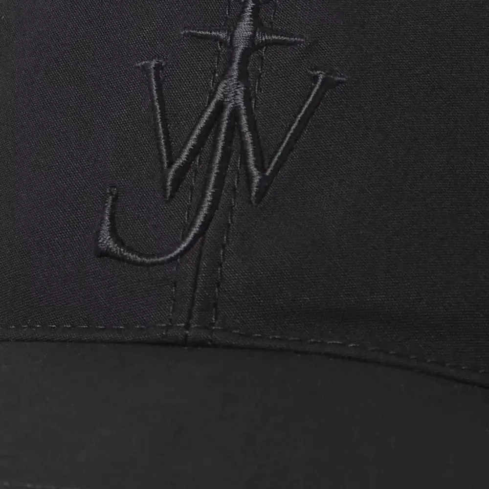 Бейсболка с нашивкой-логотипом