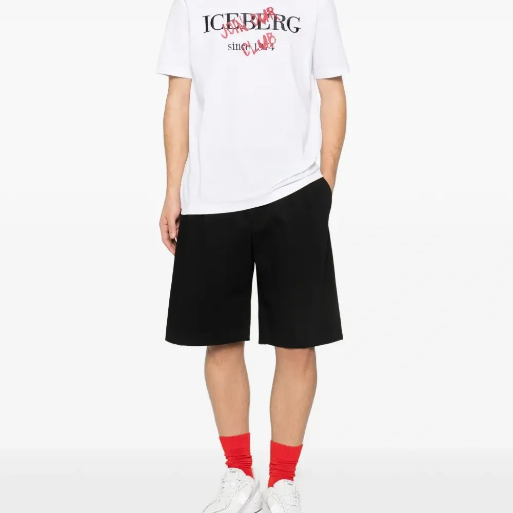 Футболка с логотипом и круглым вырезом