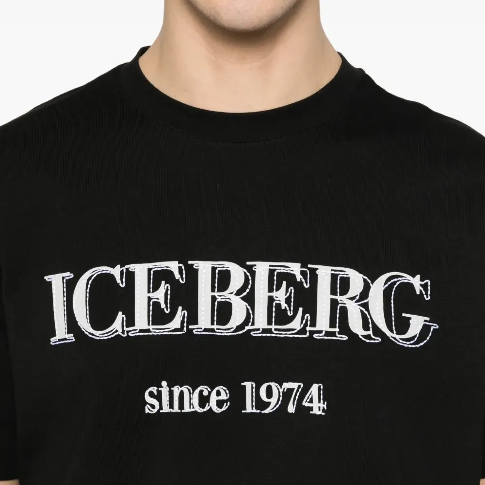 Футболка с логотипом