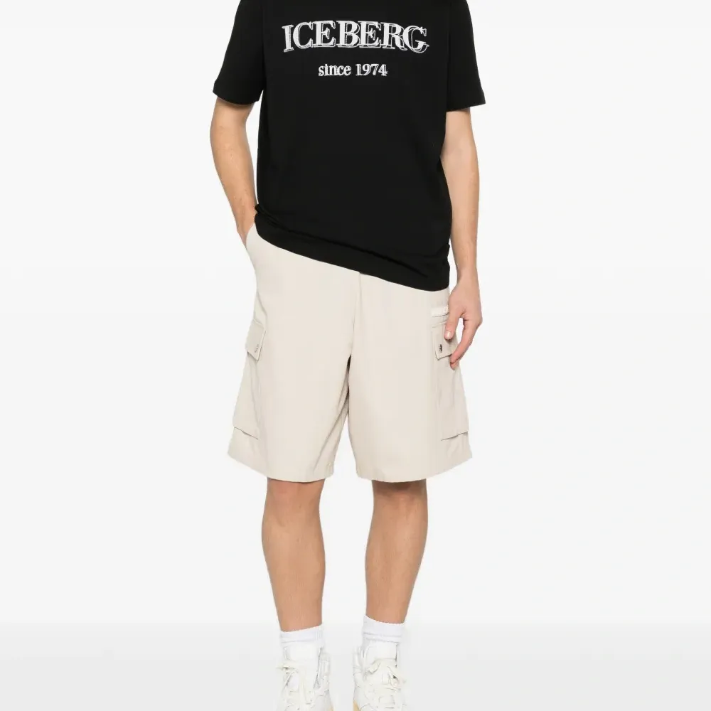 Футболка с логотипом