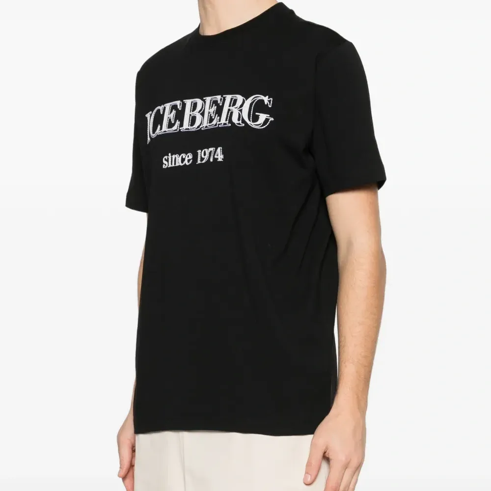 Футболка с логотипом