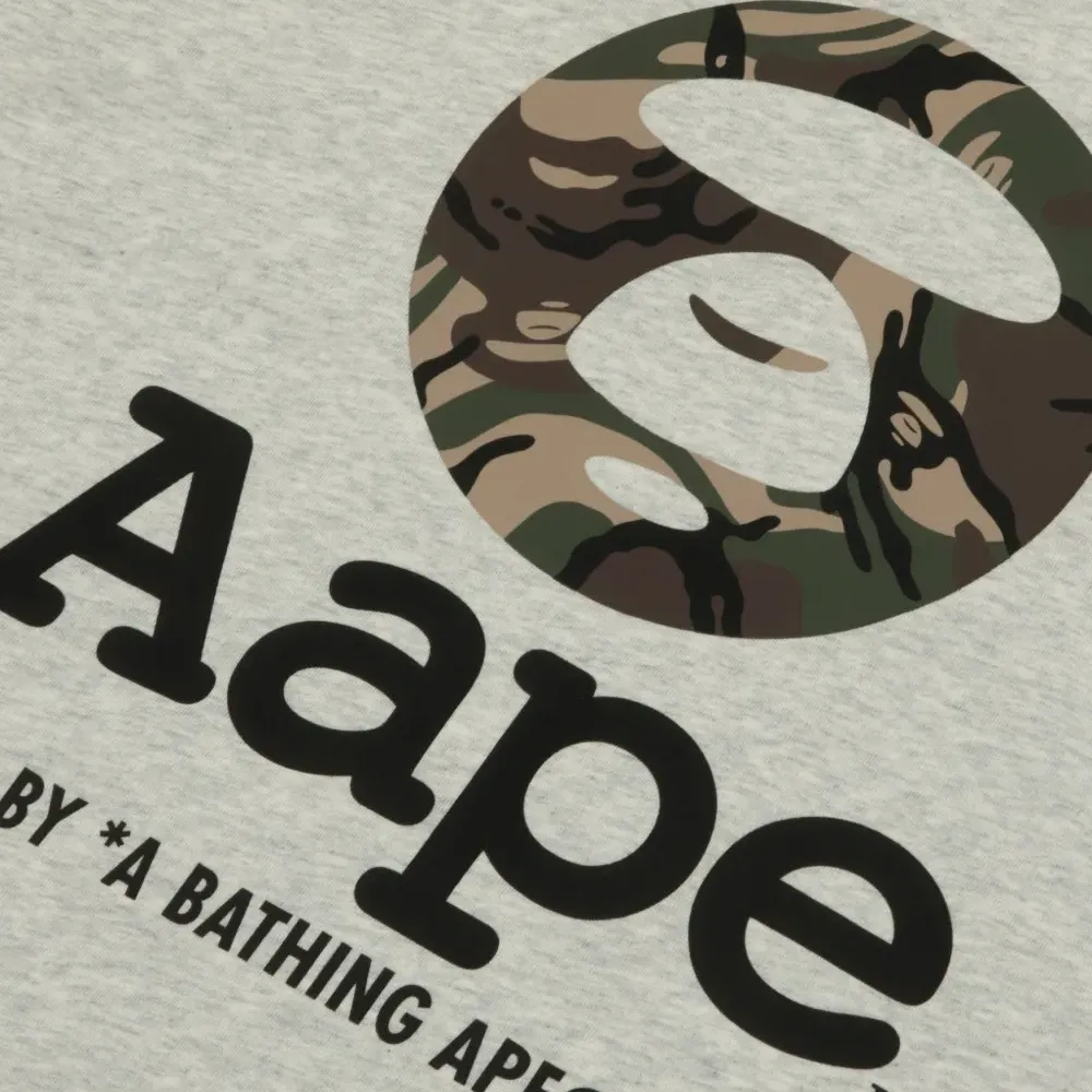 Футболка с камуфляжным логотипом