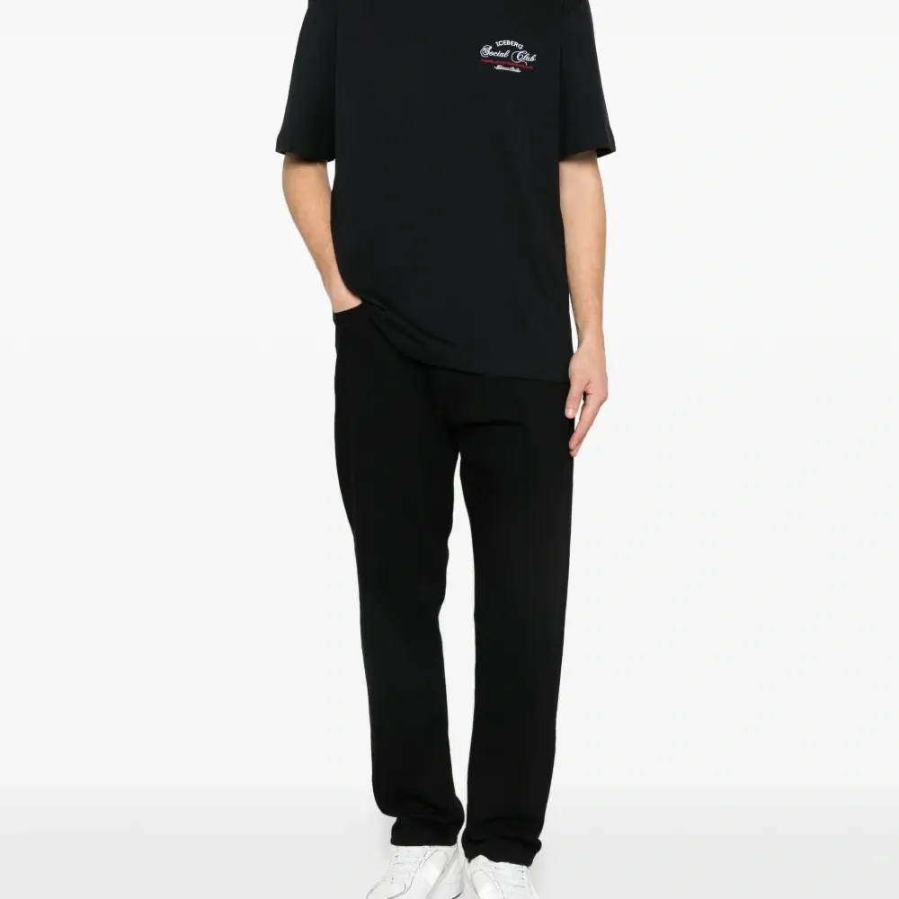 Футболка с логотипом и круглым вырезом