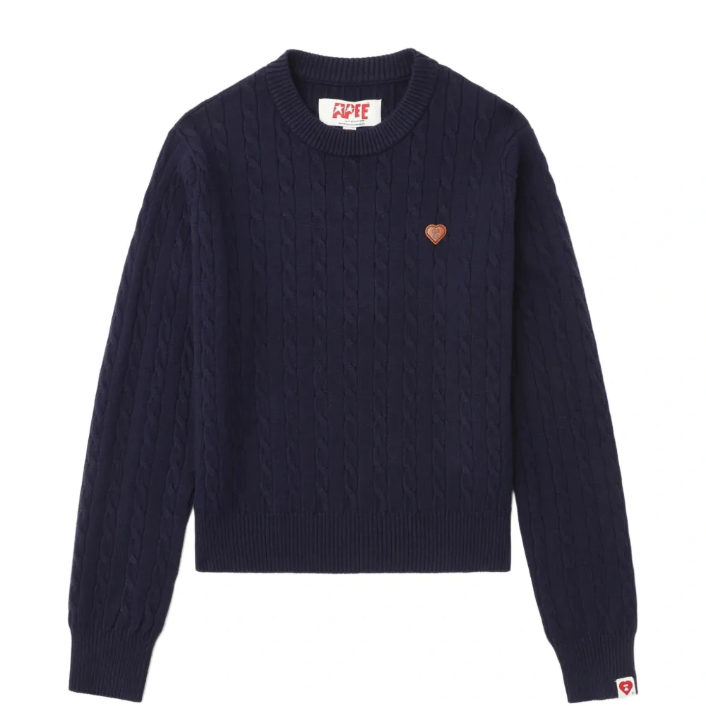 Свитер с вязаным узором и нашивками