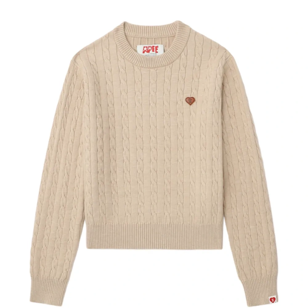 Свитер с сердцем и кабельной вязкой