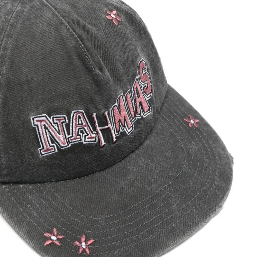 Бейсболка с логотипом и цветком