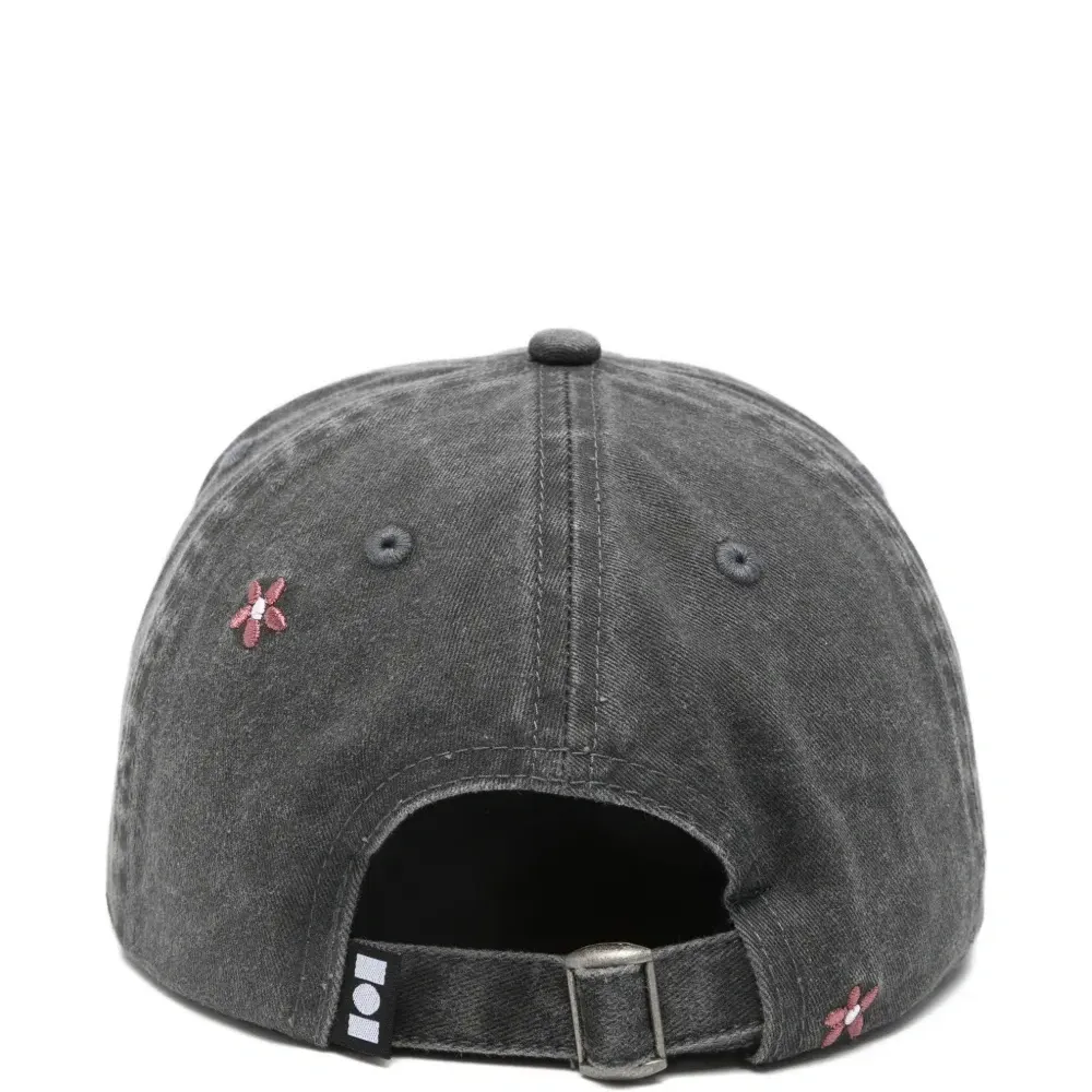 Бейсболка с логотипом и цветком